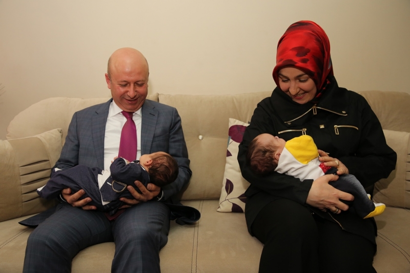 ÇOLAKBAYRAKDAR ÇİFTİ ÜÇÜZ BEBEK ZİYARETİNDE