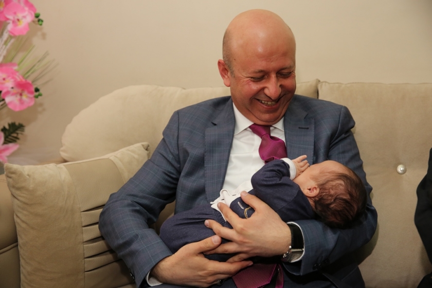 ÇOLAKBAYRAKDAR ÇİFTİ ÜÇÜZ BEBEK ZİYARETİNDE