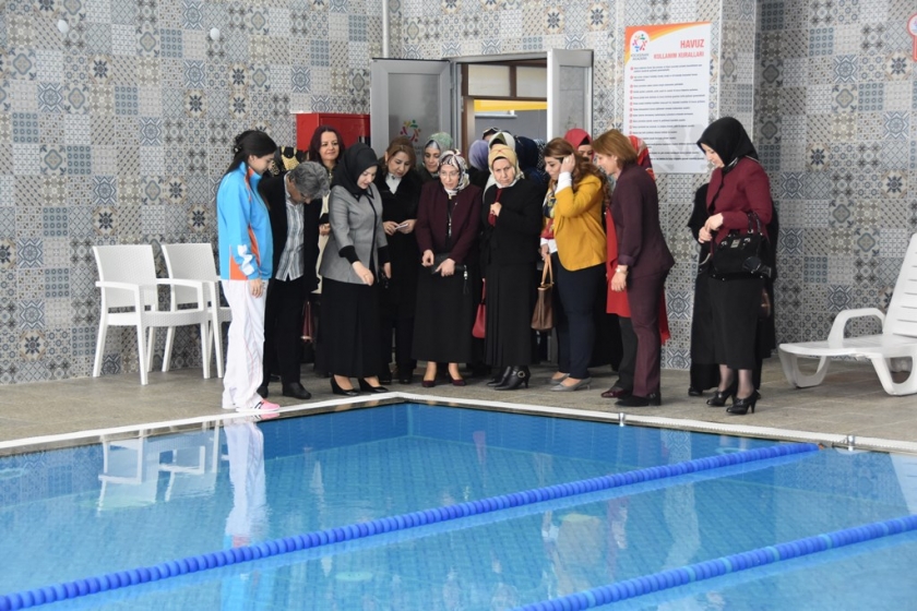 ÇOLAKBAYRAKDAR ÇİFTİNDEN KADINLARA BÜYÜK JEST