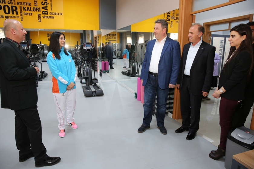 PROTOKOL EŞLERİNDEN KOCASİNAN AKADEMİYE TAM NOT