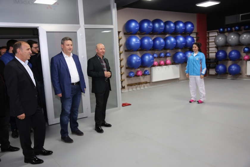 PROTOKOL EŞLERİNDEN KOCASİNAN AKADEMİYE TAM NOT