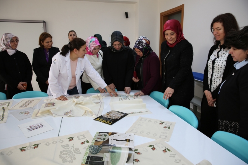 PROTOKOL EŞLERİNDEN KOCASİNAN AKADEMİYE TAM NOT