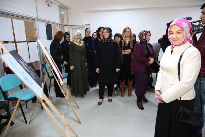 PROTOKOL EŞLERİNDEN KOCASİNAN AKADEMİYE TAM NOT
