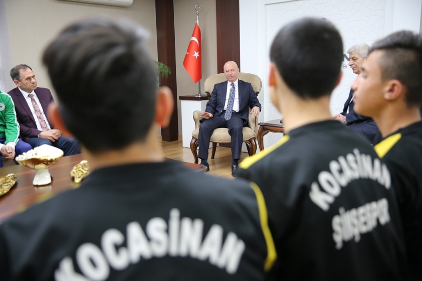 KAYSERİ ŞAMPİYONU BAŞKAN ÇOLAKBAYRAKDAR’I ZİYARET ETTİ