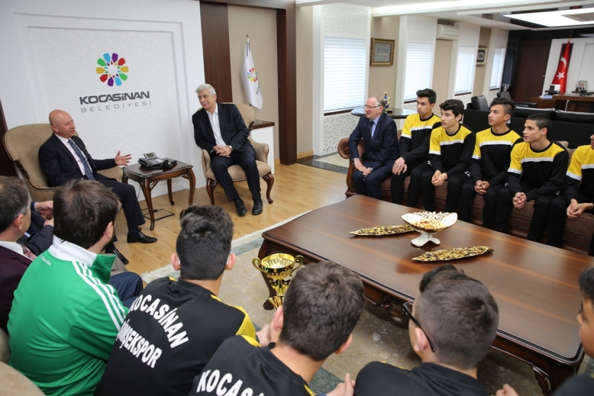 KAYSERİ ŞAMPİYONU BAŞKAN ÇOLAKBAYRAKDAR’I ZİYARET ETTİ