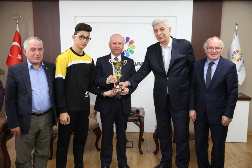 KAYSERİ ŞAMPİYONU BAŞKAN ÇOLAKBAYRAKDAR’I ZİYARET ETTİ
