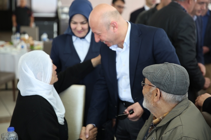 ÇOLAKBAYRAKDAR ÇİFTİ, YAŞLILARI MARİNA’DA AĞIRLADI