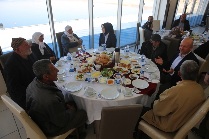 ÇOLAKBAYRAKDAR ÇİFTİ, YAŞLILARI MARİNA’DA AĞIRLADI