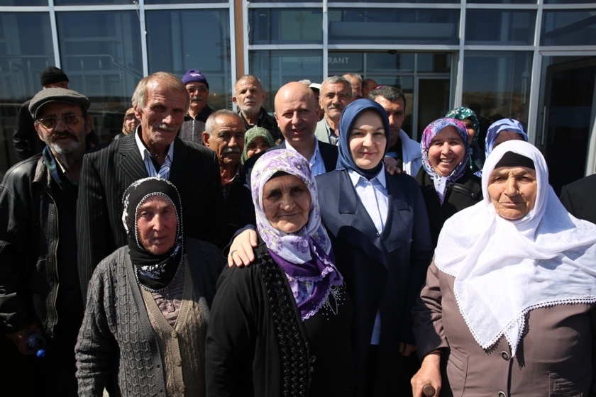 ÇOLAKBAYRAKDAR ÇİFTİ, YAŞLILARI MARİNA’DA AĞIRLADI