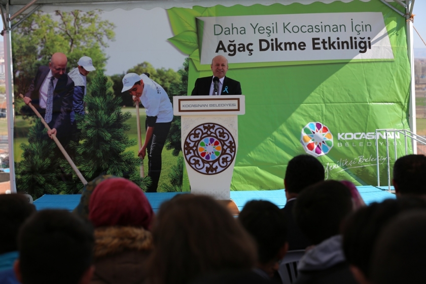 BAŞKAN ÇOLAKBAYRAKDAR, ÖĞRENCİLERİN COŞKUSUYLA AĞAÇ DİKTİ