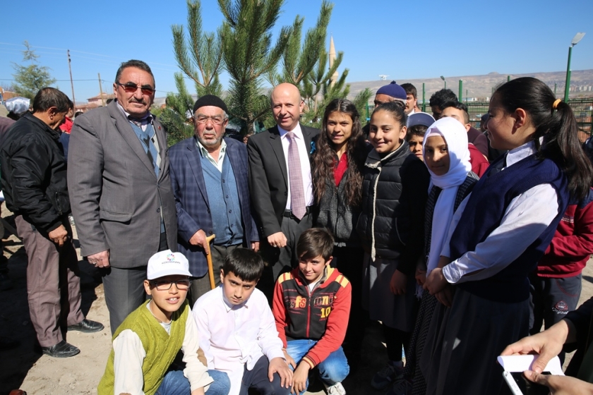 BAŞKAN ÇOLAKBAYRAKDAR, ÖĞRENCİLERİN COŞKUSUYLA AĞAÇ DİKTİ