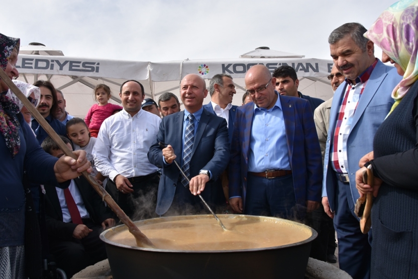 BAKAN FARUK ÖZLÜ, KOCASİNAN BELEDİYESİ STANDINDA