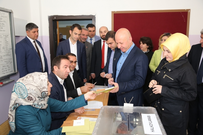 ÇOLAKBAYRAKDAR ÇİFTİ, OYLARINI KULLANDI