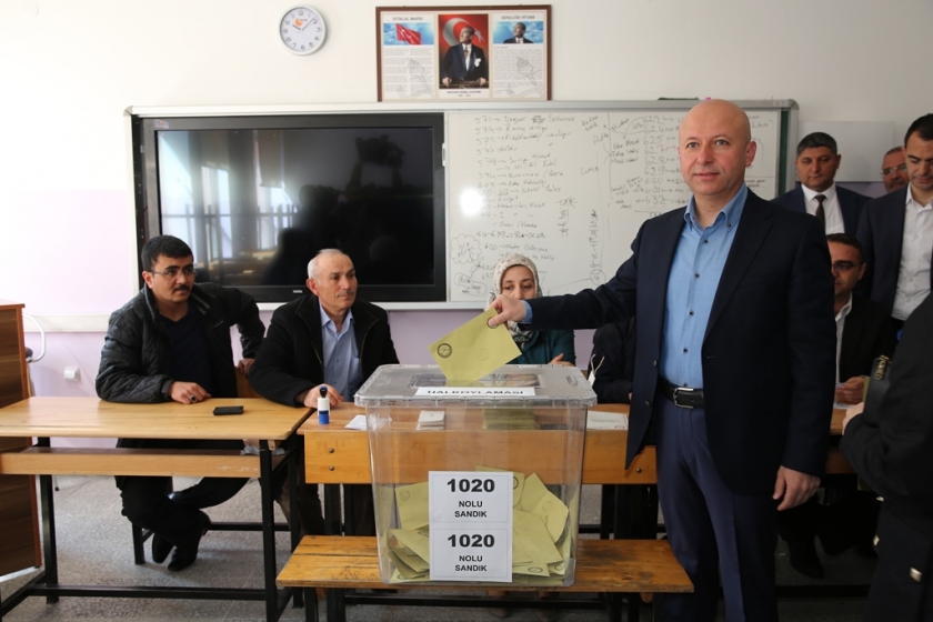 ÇOLAKBAYRAKDAR ÇİFTİ, OYLARINI KULLANDI