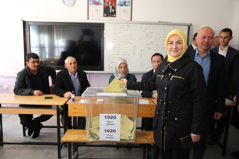 ÇOLAKBAYRAKDAR ÇİFTİ, OYLARINI KULLANDI