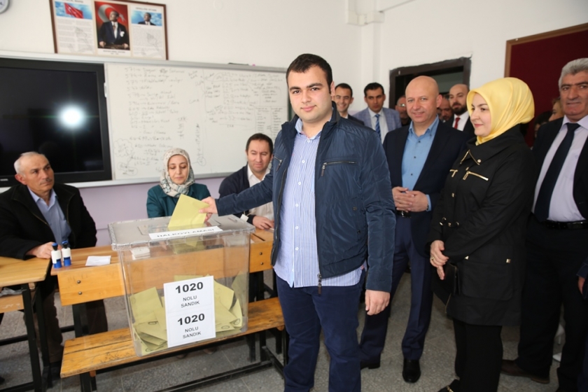 ÇOLAKBAYRAKDAR ÇİFTİ, OYLARINI KULLANDI