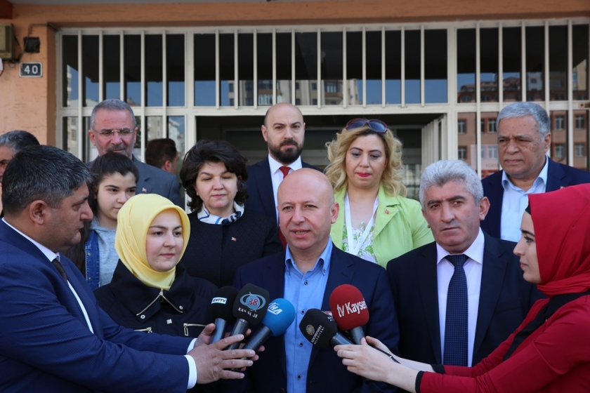 ÇOLAKBAYRAKDAR ÇİFTİ, OYLARINI KULLANDI
