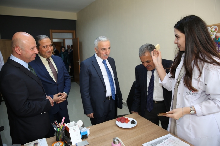 ÇOLAKBAYRAKDAR, VALİ KAMÇI’YA KOCASİNAN AKADEMİYİ TANITTI