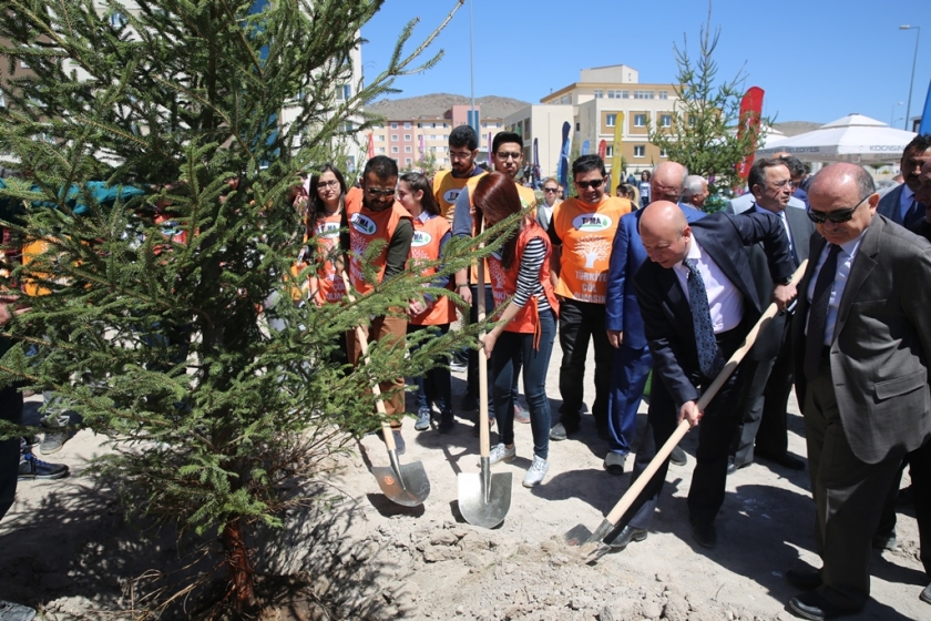ÇOLAKBAYRAKDAR, ŞİMDİ DE ÜNİVERSİTE ÖĞRENCİLERİYLE BİRLİKTE AĞAÇ DİKTİ