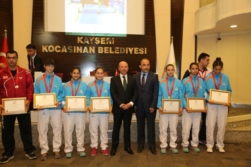 KOCASİNAN BELEDİYE MECLİSİ, BAŞARILI SPORCULARI ÖDÜLLENDİRDİ