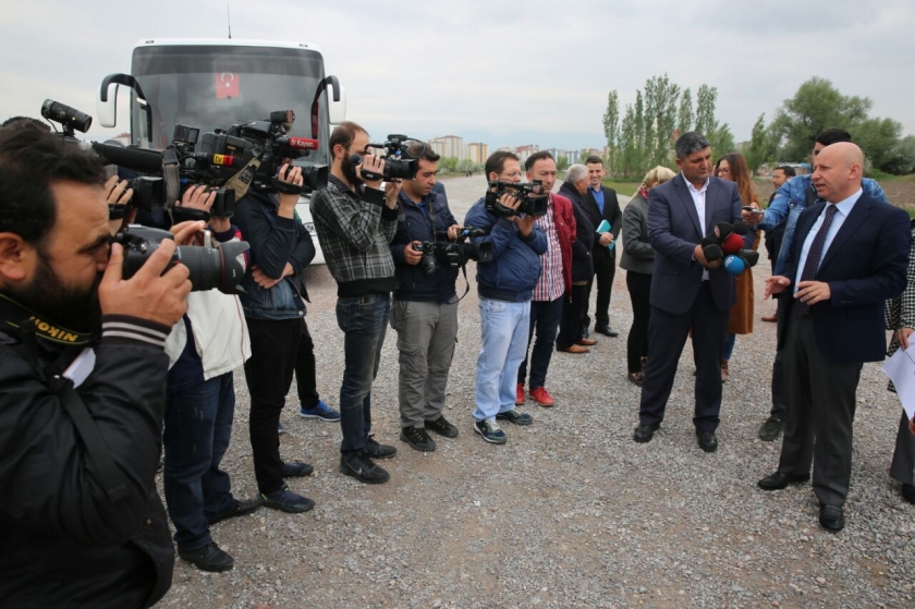 ÇOLAKBAYRAKDAR’DAN BRİFİNG ALAN GAZETECİLERİN DİKİLİ AĞAÇLARI OLDU