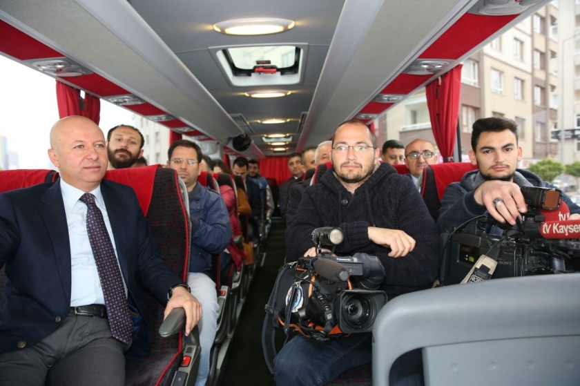 ÇOLAKBAYRAKDAR’DAN BRİFİNG ALAN GAZETECİLERİN DİKİLİ AĞAÇLARI OLDU
