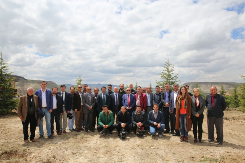 ÇOLAKBAYRAKDAR’DAN BRİFİNG ALAN GAZETECİLERİN DİKİLİ AĞAÇLARI OLDU