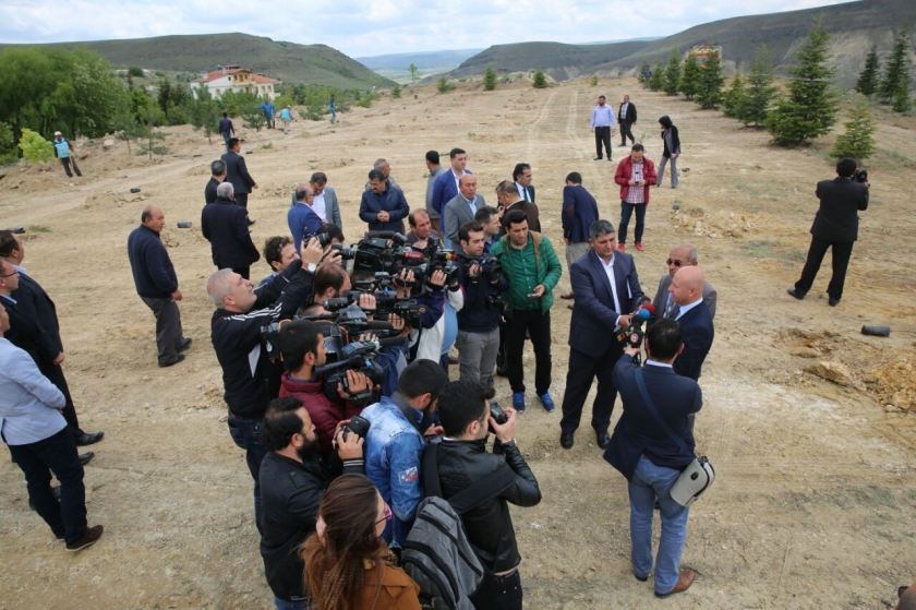 ÇOLAKBAYRAKDAR’DAN BRİFİNG ALAN GAZETECİLERİN DİKİLİ AĞAÇLARI OLDU