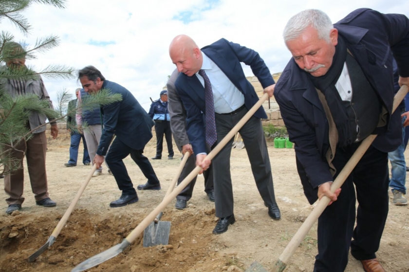ÇOLAKBAYRAKDAR’DAN BRİFİNG ALAN GAZETECİLERİN DİKİLİ AĞAÇLARI OLDU