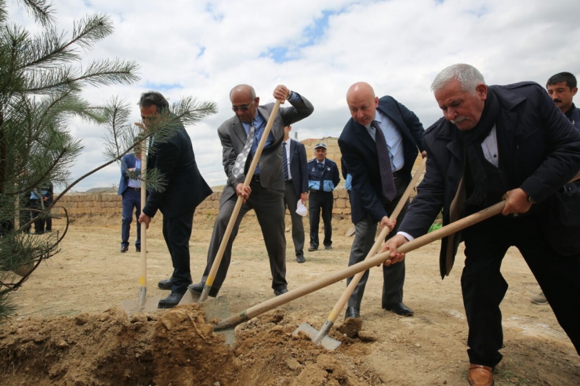 ÇOLAKBAYRAKDAR’DAN BRİFİNG ALAN GAZETECİLERİN DİKİLİ AĞAÇLARI OLDU