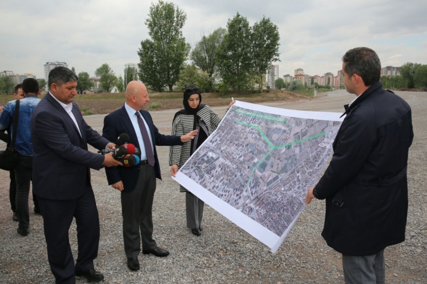 ÇOLAKBAYRAKDAR’DAN BRİFİNG ALAN GAZETECİLERİN DİKİLİ AĞAÇLARI OLDU
