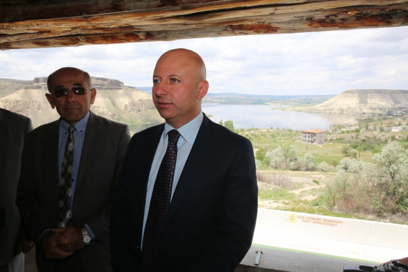 ÇOLAKBAYRAKDAR’DAN BRİFİNG ALAN GAZETECİLERİN DİKİLİ AĞAÇLARI OLDU