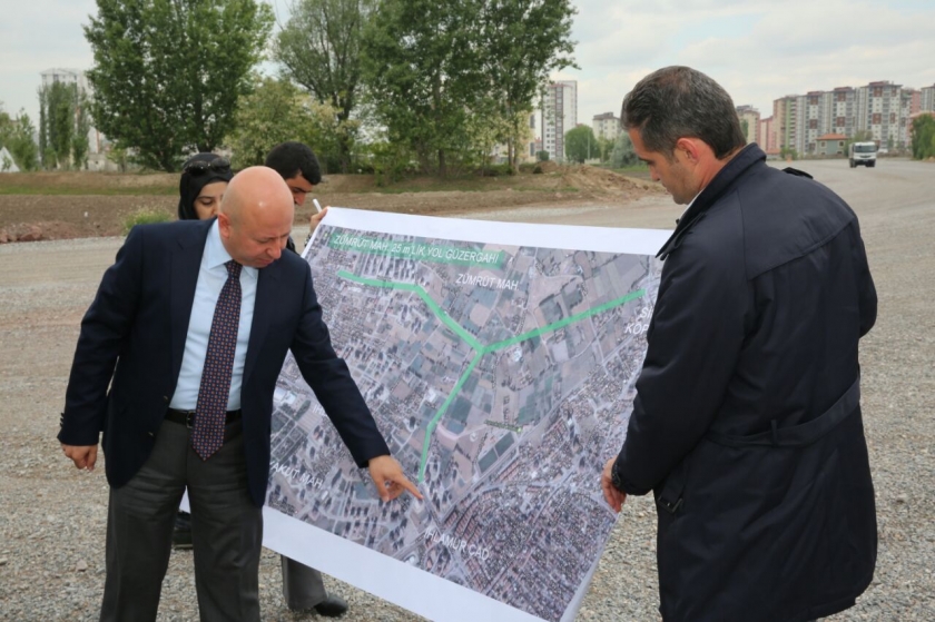 ÇOLAKBAYRAKDAR’DAN BRİFİNG ALAN GAZETECİLERİN DİKİLİ AĞAÇLARI OLDU