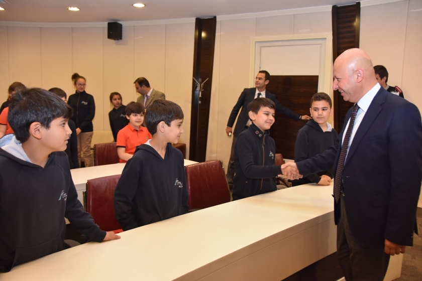 BAŞKAN ÇOLAKBAYRAKDAR, MİNİK MİSAFİRLERİNİ AĞIRLADI