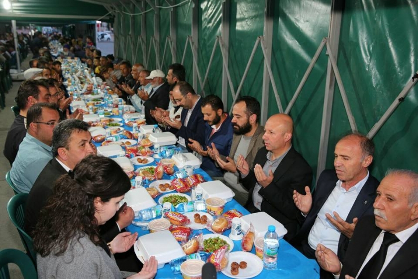 BAŞKAN ÇOLAKBAYRAKDAR İFTARI ZİYA GÖKALP SAKİNLERİYLE AÇTI
