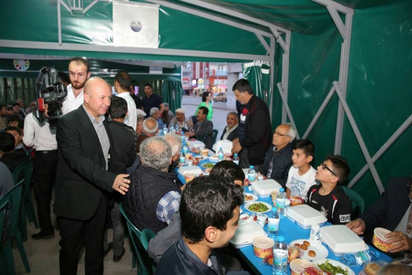 BAŞKAN ÇOLAKBAYRAKDAR İFTARI ZİYA GÖKALP SAKİNLERİYLE AÇTI