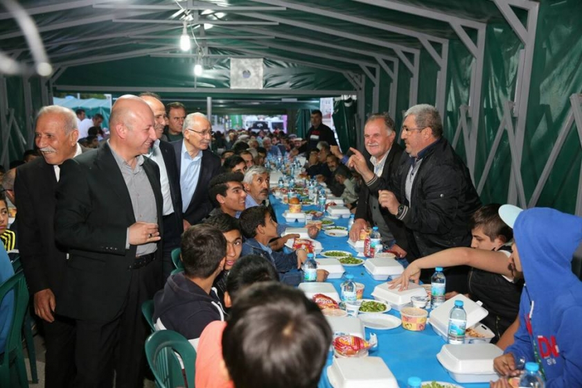 BAŞKAN ÇOLAKBAYRAKDAR İFTARI ZİYA GÖKALP SAKİNLERİYLE AÇTI