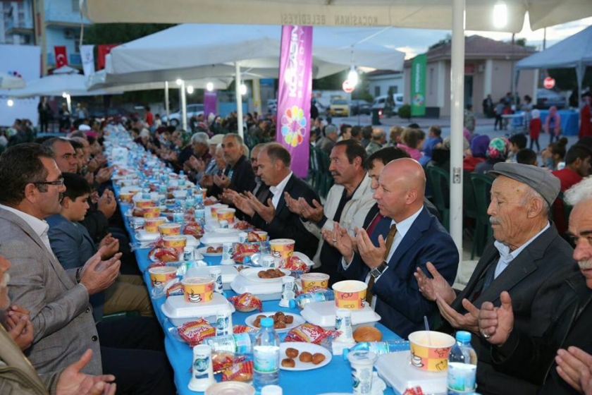 BAŞKAN ÇOLAKBAYRAKDAR, MAHALLE SAKİNLERİYLE ESKİ RAMAZANLARIN TADINI YAŞADI
