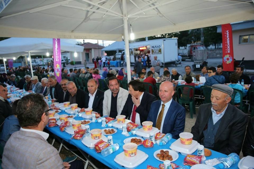 BAŞKAN ÇOLAKBAYRAKDAR, MAHALLE SAKİNLERİYLE ESKİ RAMAZANLARIN TADINI YAŞADI