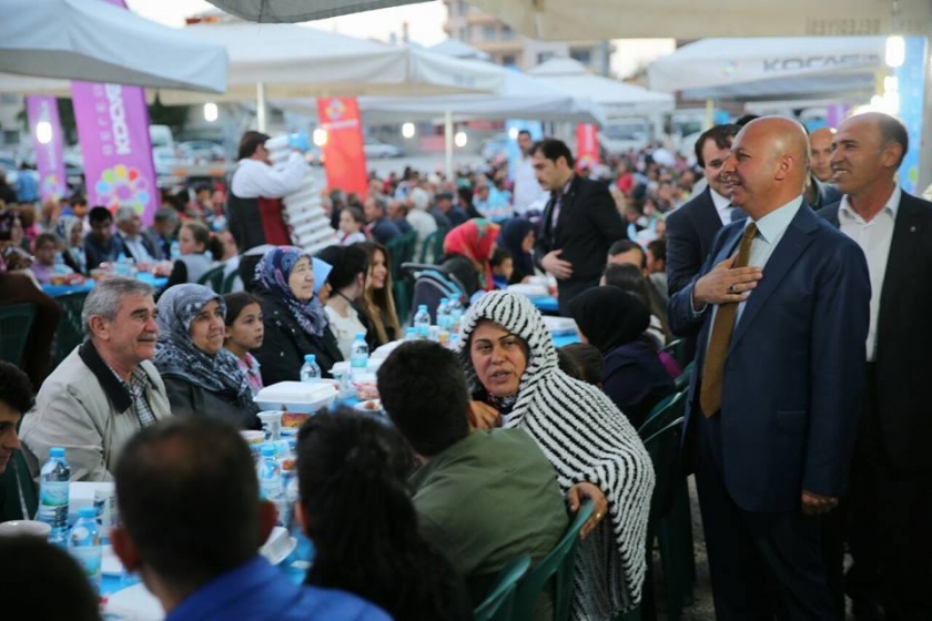 BAŞKAN ÇOLAKBAYRAKDAR, MAHALLE SAKİNLERİYLE ESKİ RAMAZANLARIN TADINI YAŞADI
