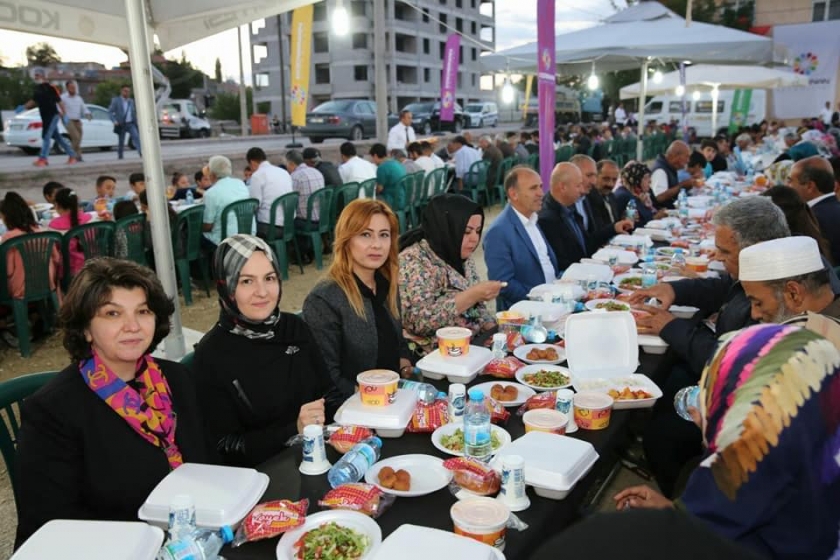 HİLAL SAKİNLERİ İFTARI ÇOLAKBAYRAKDAR ÇİFTİYLE AÇTI