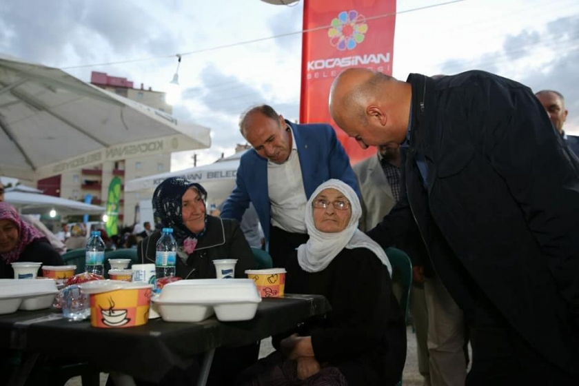 HİLAL SAKİNLERİ İFTARI ÇOLAKBAYRAKDAR ÇİFTİYLE AÇTI