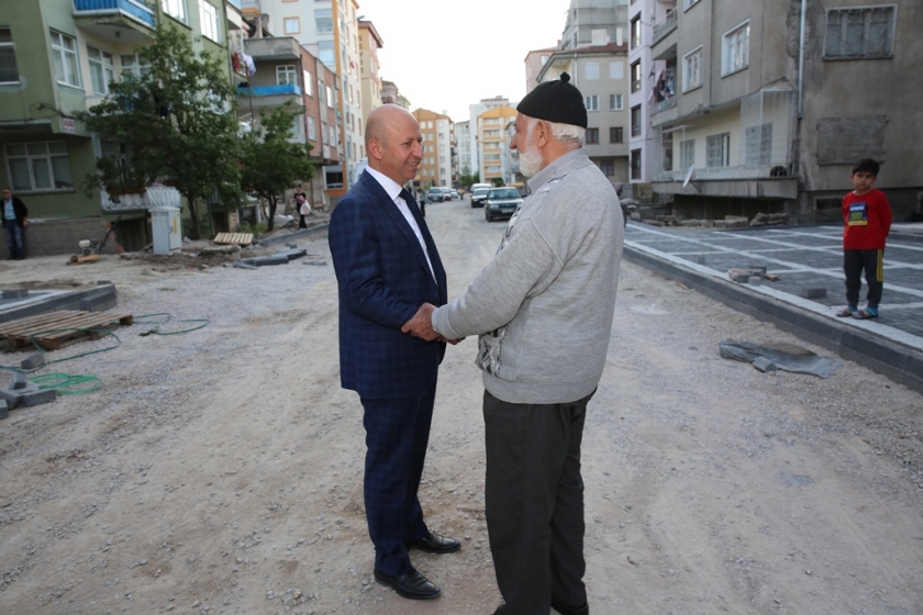 FEVZİ ÇAKMAK MAHALLESİ’NDE CADDE VE KALDIRIMLAR YENİLENİYOR