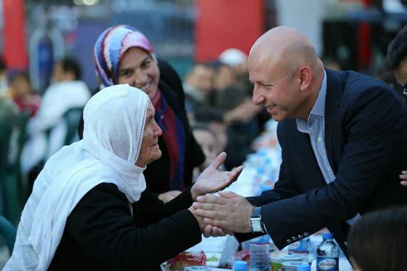 BAŞKAN ÇOLAKBAYRAKDAR İFTARDA DA VATANDAŞLA BİRLİKTE 