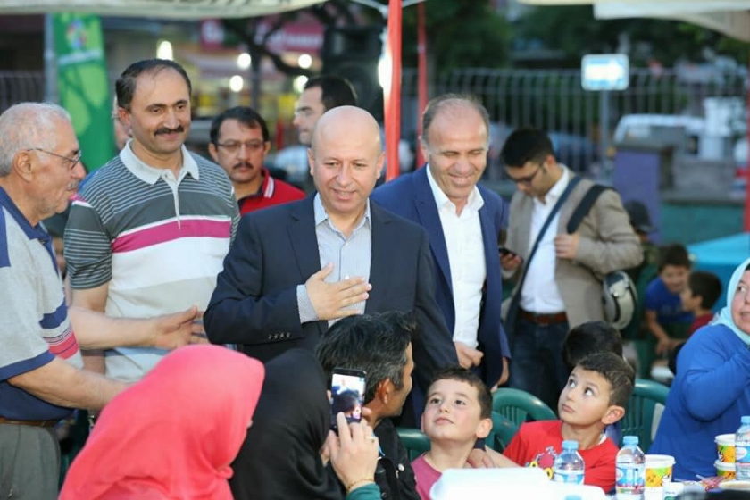 BAŞKAN ÇOLAKBAYRAKDAR İFTARDA DA VATANDAŞLA BİRLİKTE 