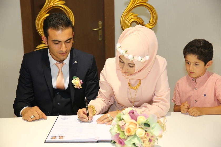 KOCASİNAN’DA BİR GÜNDE 41 ÇİFT MUTLU YUVALARIN TEMELİNİ ATTI