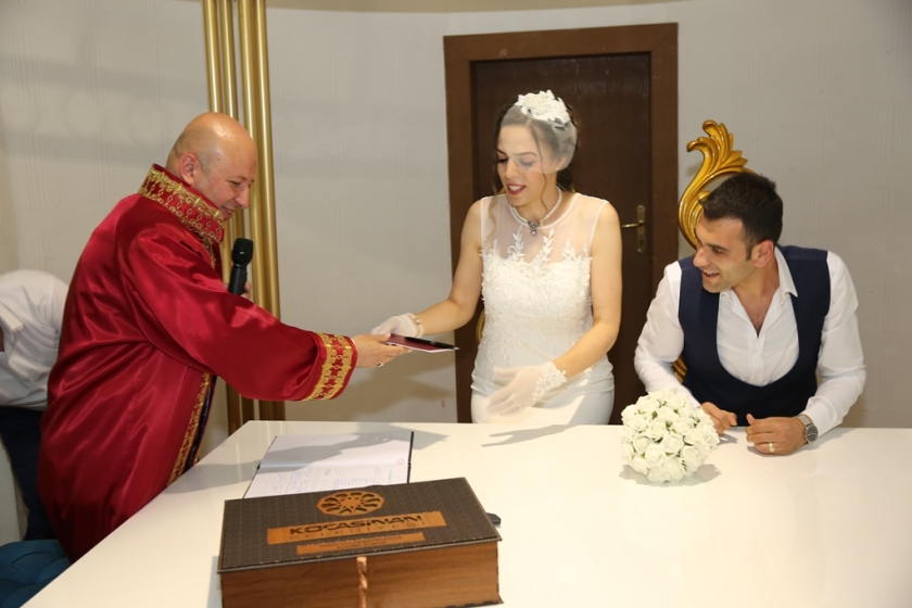 KOCASİNAN’DA BİR GÜNDE 41 ÇİFT MUTLU YUVALARIN TEMELİNİ ATTI