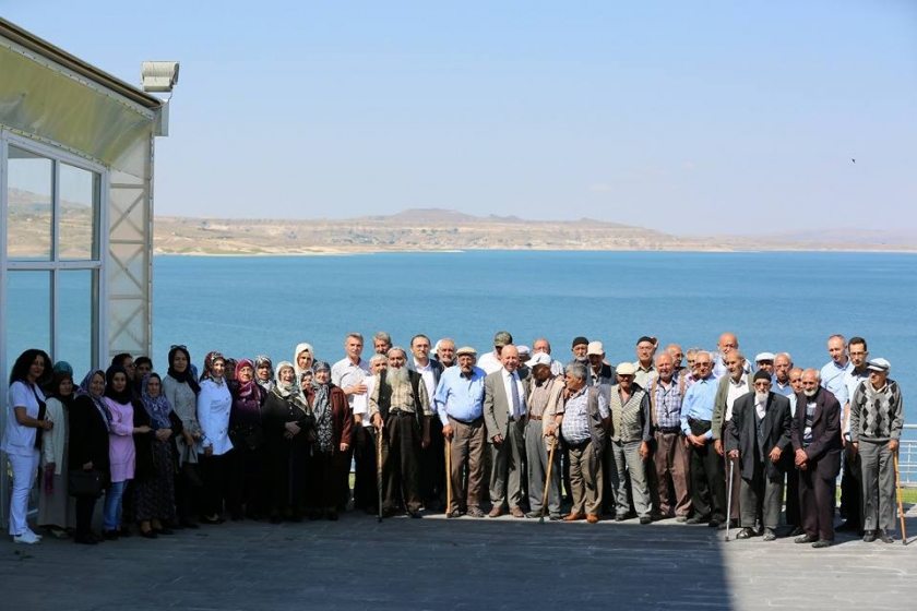 ÇOLAKBAYRAKDAR ÇİFTİ, YAŞLILARIN HAYIR DUASINI ALDI