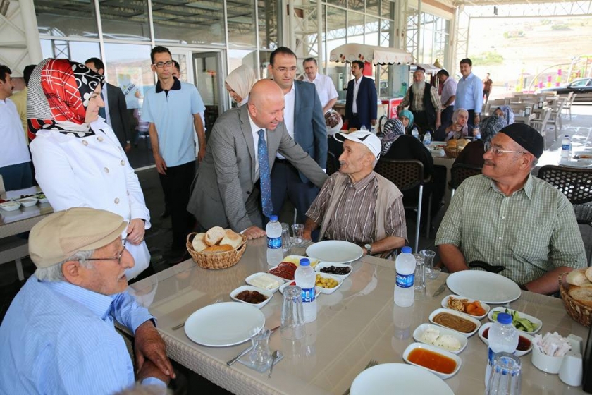 ÇOLAKBAYRAKDAR ÇİFTİ, YAŞLILARIN HAYIR DUASINI ALDI