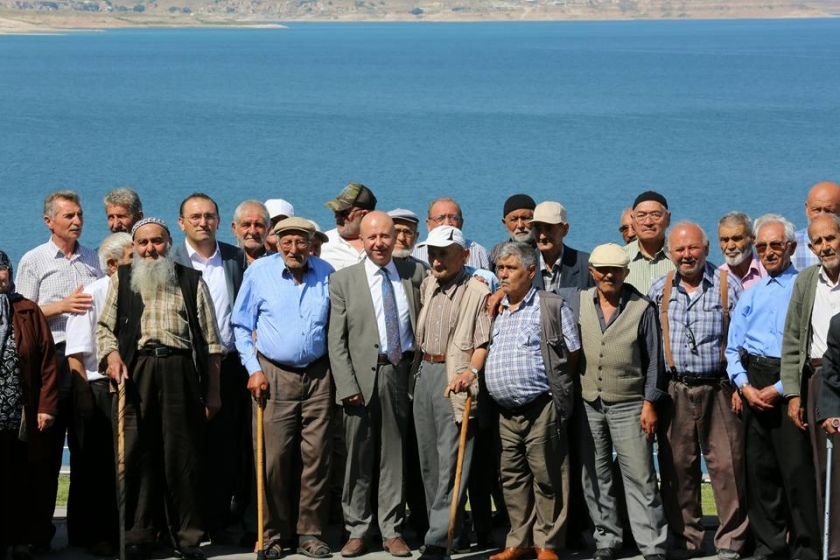 ÇOLAKBAYRAKDAR ÇİFTİ, YAŞLILARIN HAYIR DUASINI ALDI